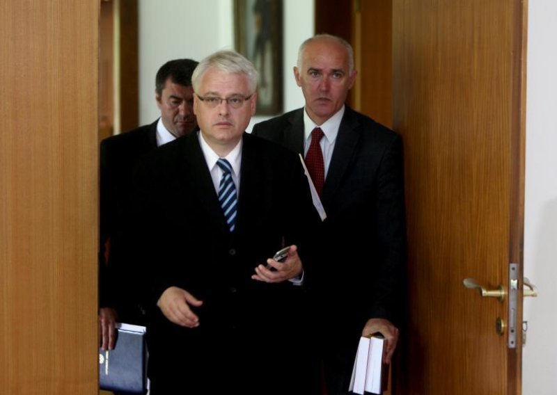 Josipović još čeka da mu Nikolić dokaže dobru volju