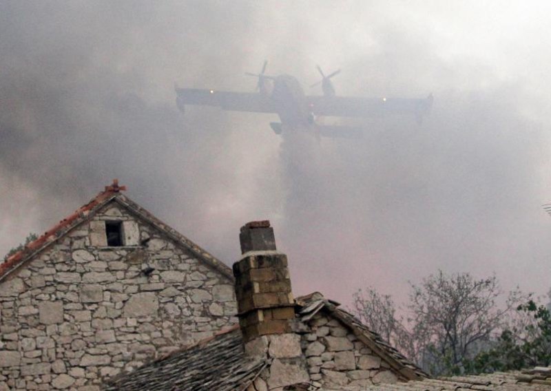 Buknuo požar kod brane Peruča