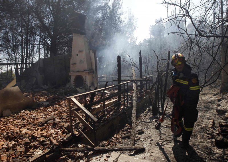 Veliki šumski požar na rubu Atene djelomično pod nadzorom