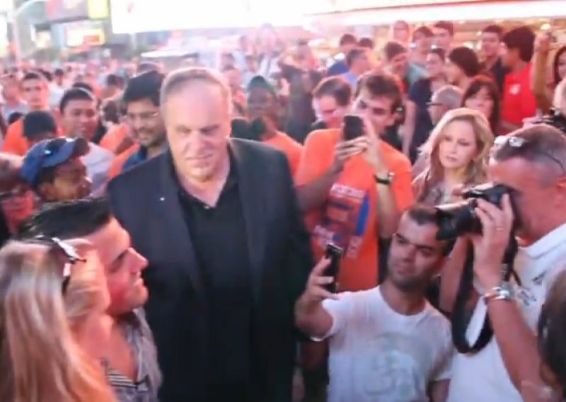 Anonimni mladić inscenirao celebrity status