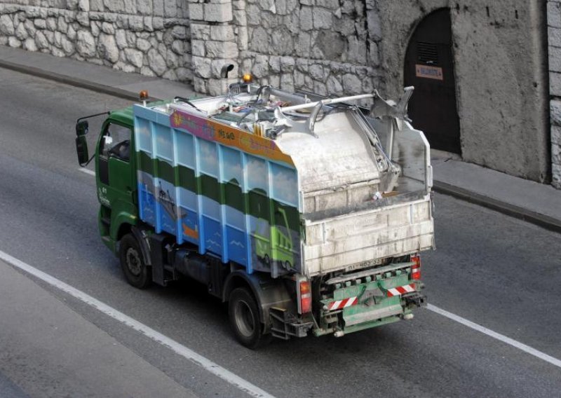 Smeće prevozili danju da ih građani ne blokiraju