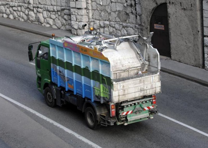 Smeće prevozili danju da ih građani ne blokiraju