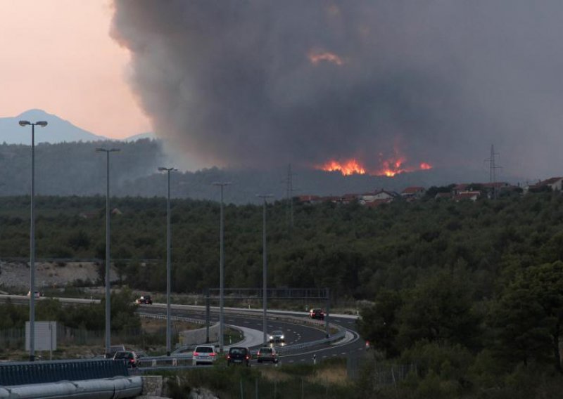 Požar se širio prema raketnoj bazi, gase ga četiri kanadera