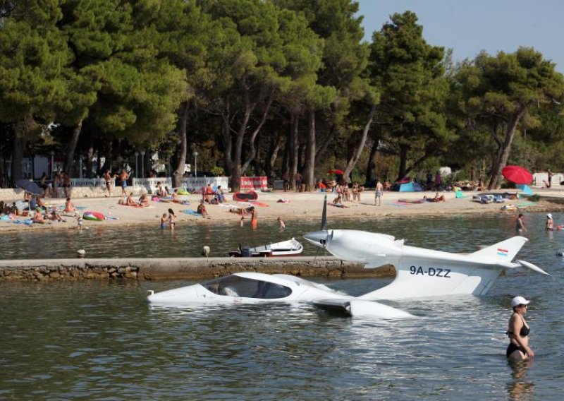 Hidroavionom sletio na plažu