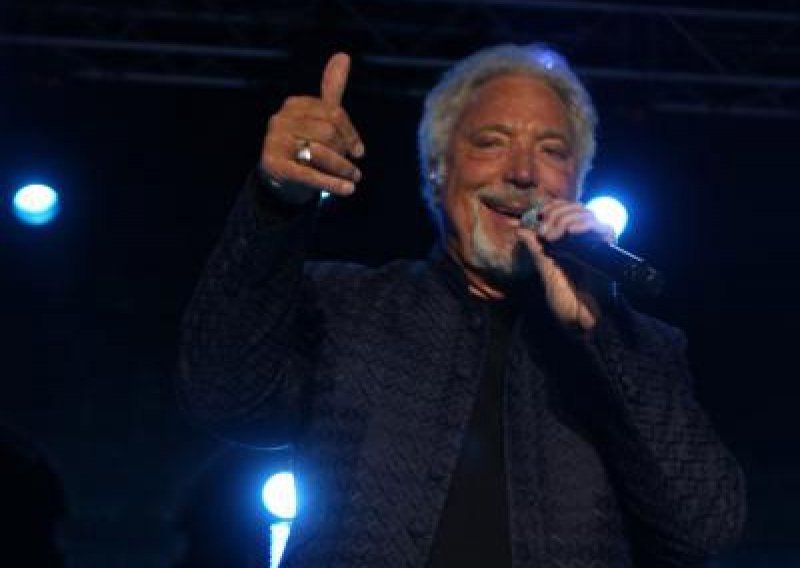 Tom Jones šarmom i glasom zapalio Pulu