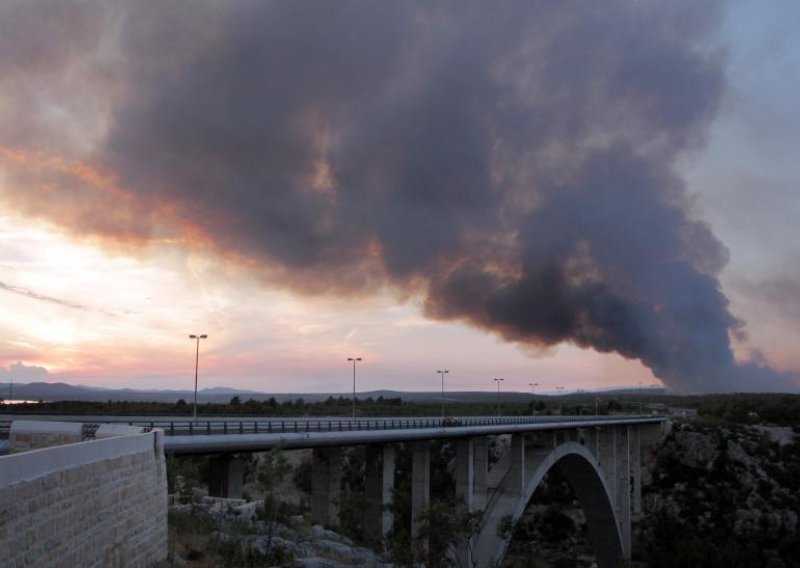 Vatra kod Skradina pod nadzorom, gori kod Komina i otok Sestrunj