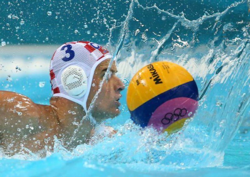 'Barracudas' dismantle U.S. to reach water polo semis