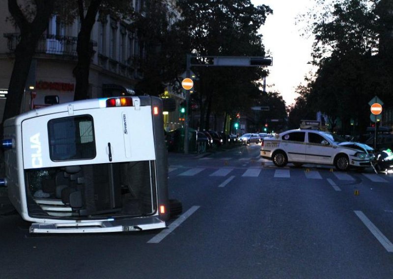 Taksist: Policajci bi nas ubili da nisam kočio u zadnji tren