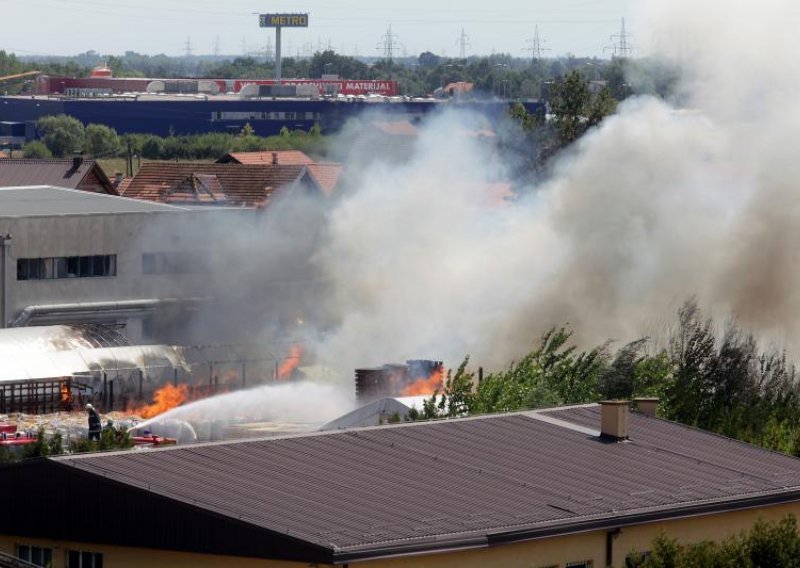 60-tak vatrogasaca gasilo požar u Sesvetama