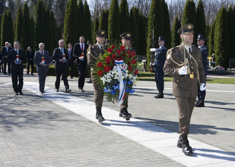 Položeni vijenci na Memorijalnom groblju u Vukovaru