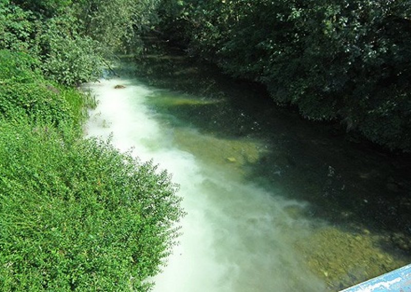 Nepoznata bijela tekućina potekla Mrežnicom