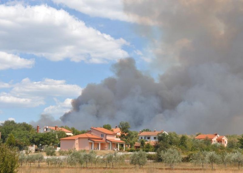 Pet kanadera gasi požar koji je stigao do kuća