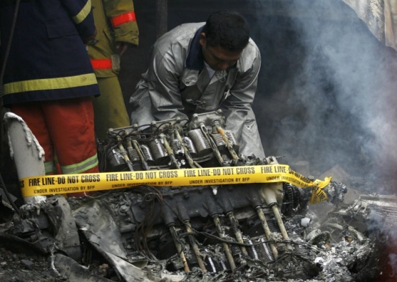 Avion se srušio na školu, 13 poginulih