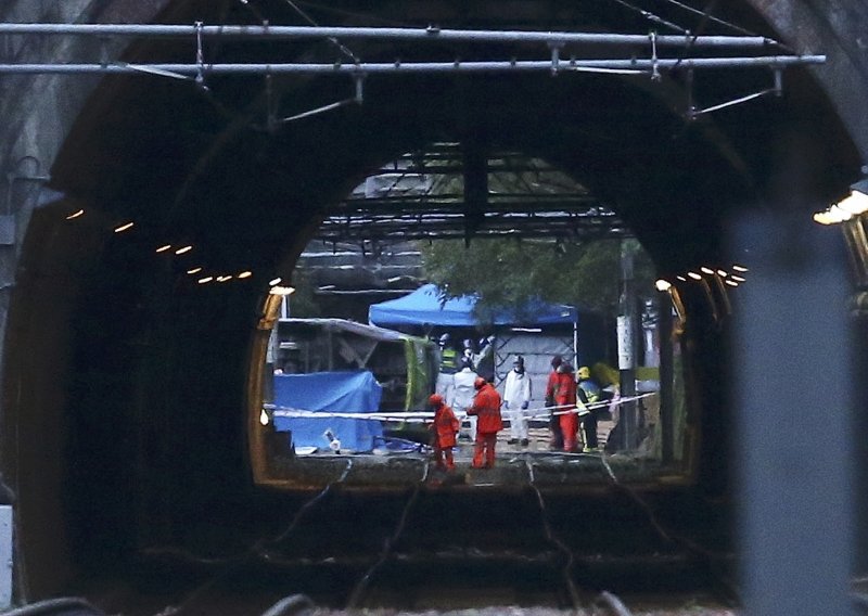 Sedmero poginulih u prevrtanju tramvaja u Londonu