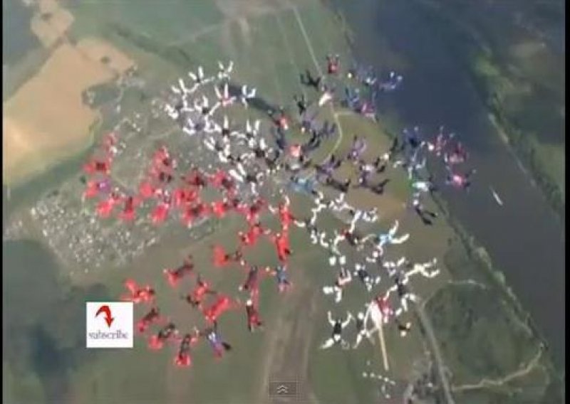 Sjajnih 88 padobranki složilo cvijet iznad Rusije