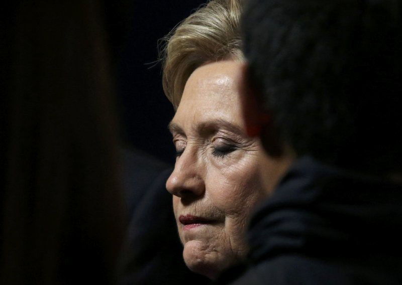 Clinton se obratila javnosti: Ovaj poraz boli