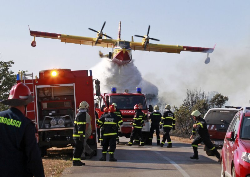 Više od 8.500 vatrogasaca brani priobalje od požara