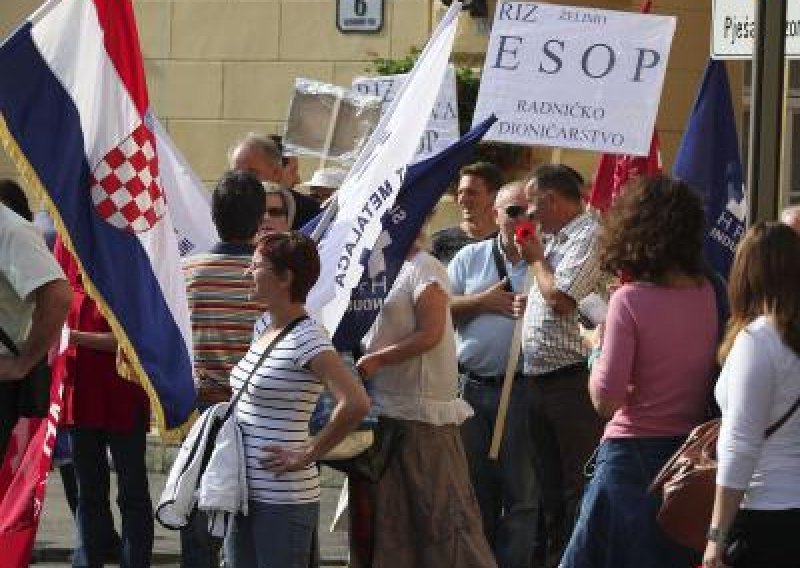 RIZ workers gather outside gov't offices in Zagreb to demand ESOP