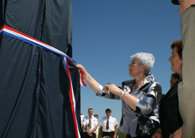 Kosor otkrila spomenik poginulim braniteljima, Karamarko nije došao