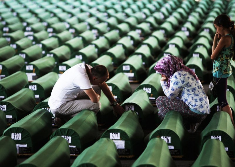 U Srebrenici izviždani političari