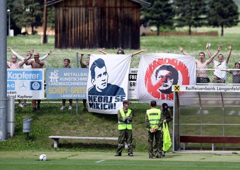 Prekinuta utakmica Dinama zbog huligana i kiše