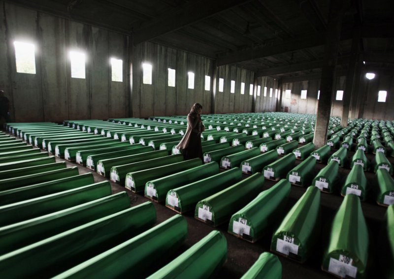 Zastupnici minutom šutnje obilježili tragediju Srebrenice