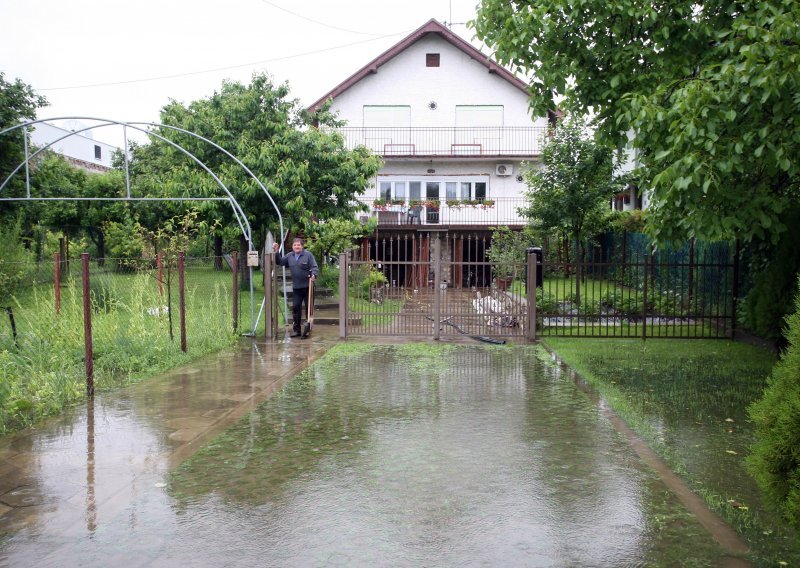 Klizište krenulo prema kućama!