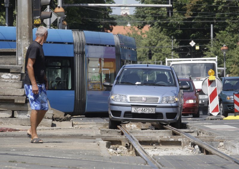 Fiat uletio u rupu oko tramvajske pruge