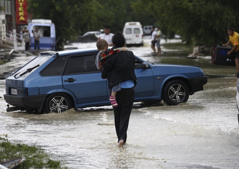 U razornoj poplavi na jugu Rusije stradalo stotinu ljudi