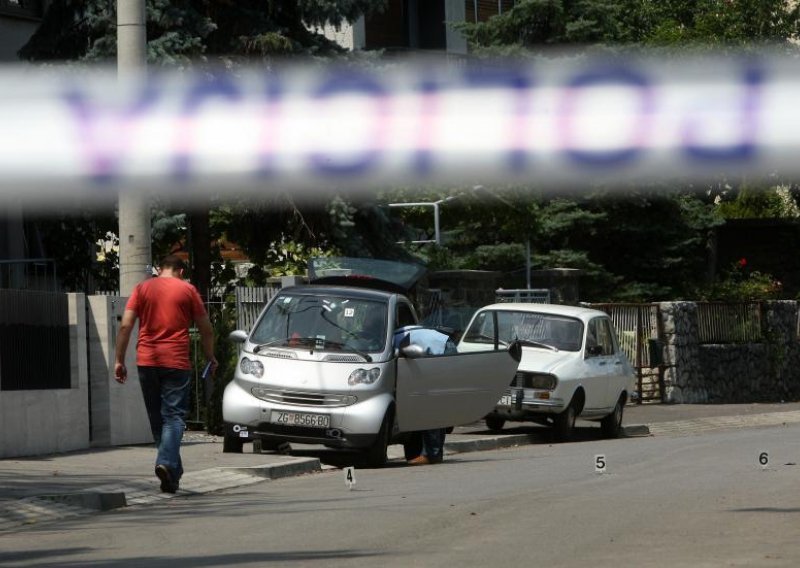 Nepoznati počinitelj ispalio deset hitaca u Smart