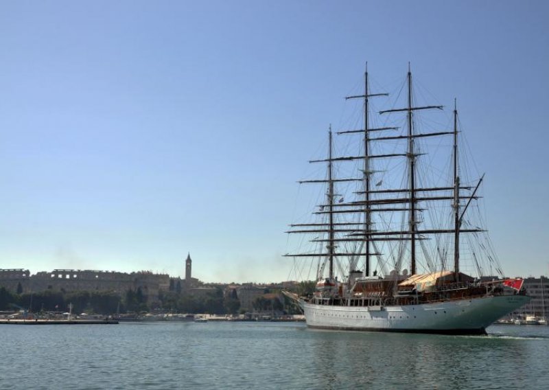 Ulazili na turističke brodove i pljačkali iz kabina