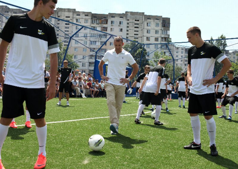 Ševčenko 'poklonio' svojoj školi sportske terene