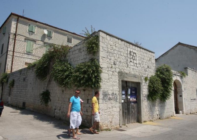 Lažna patronažna sestra hipnotizirala i okrala staricu?