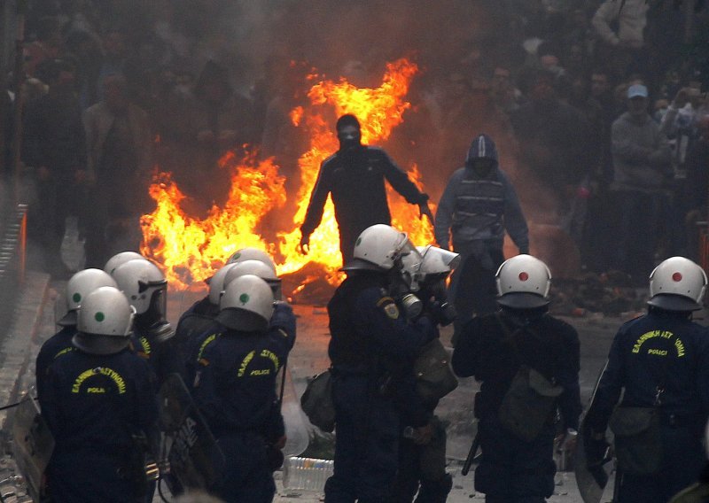 Grčka policija se suzavcem suprotstavila prosvjednicima