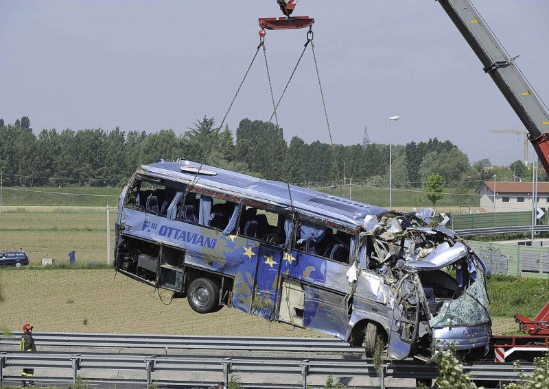 Najmanje 32 mrtvih u autobusnoj nesreći