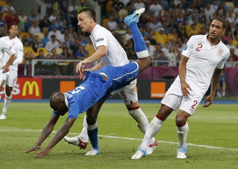 Talijani u polufinalu, Englezi opet pali nakon penala