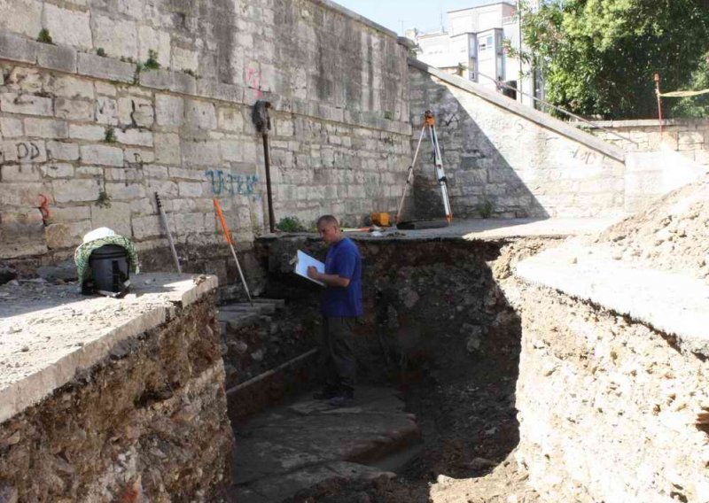 Pronađen antički pločnik na Karolini