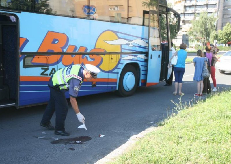 Putnica tijekom vožnje ispala iz autobusa!