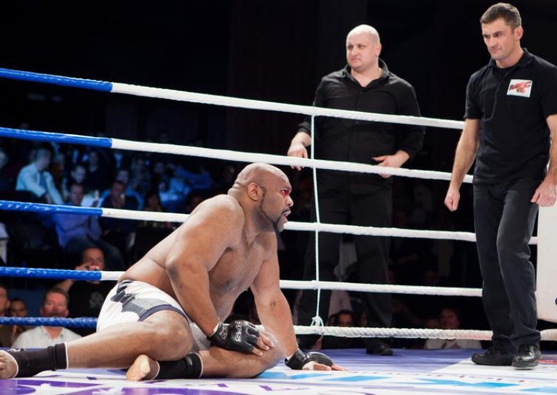 Čudo! Bob Sapp izdržao dulje od minute