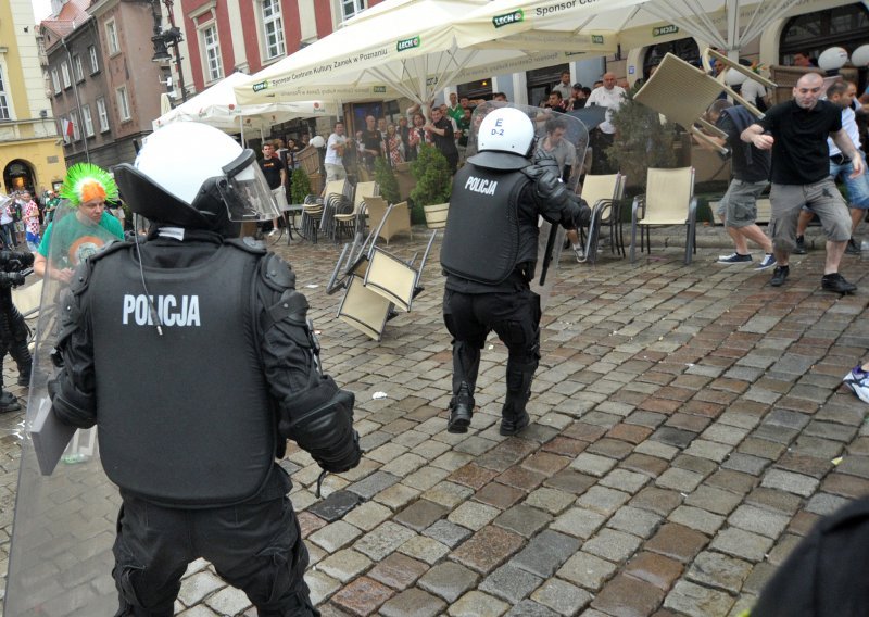 Pljusak i tučnjava s policijom pokvarili lijep ugođaj