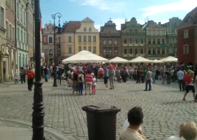 Pogledajte hrvatsko navijačko ludilo na trgu u Poznanju