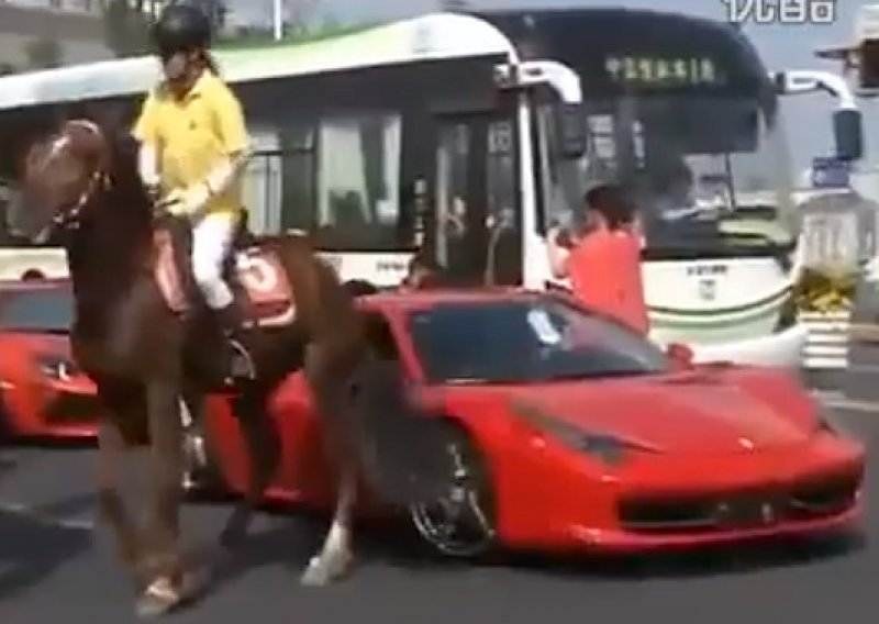 Zašto je ovaj Ferrari 'popio' udarac kopitom?