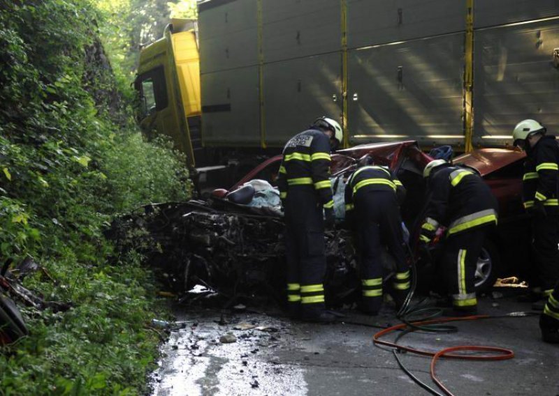 Tijelo vozača nakon sraza s tegljačem izvukli vatrogasci