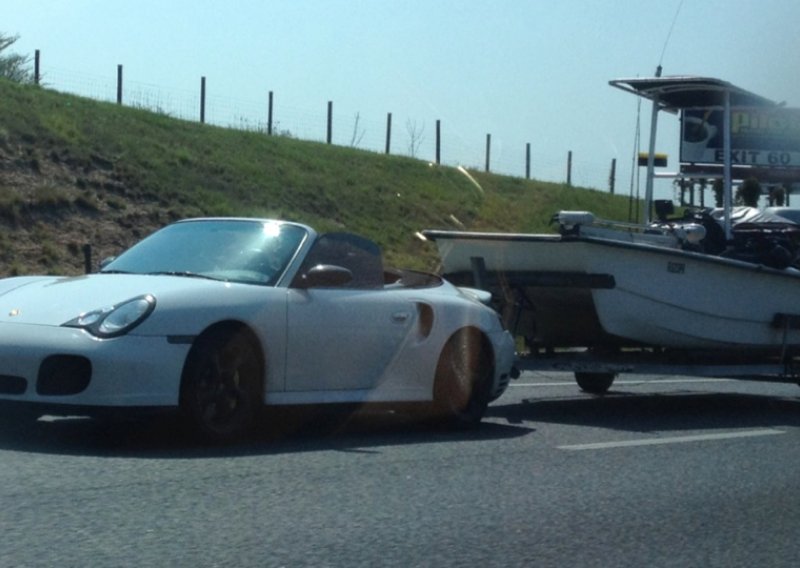 Koristiti Porsche 911 za vuču broda? Zašto ne