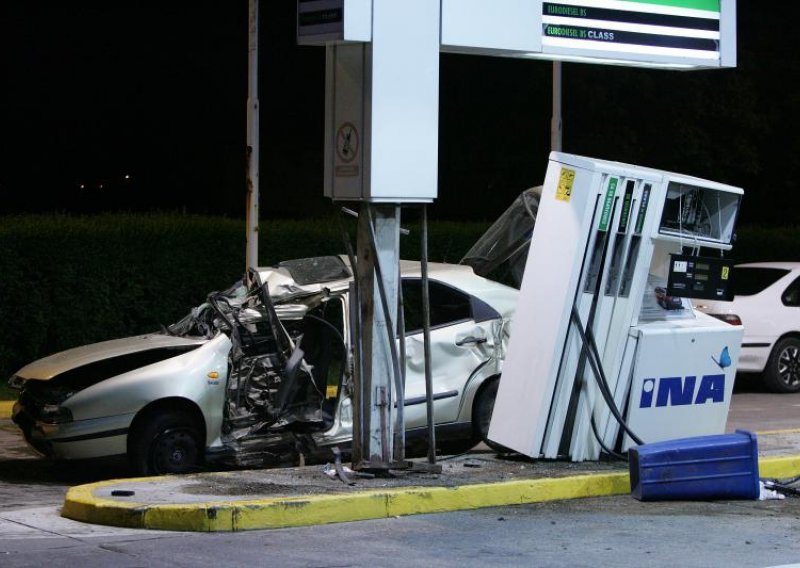 Vozač reanimiran nakon što se zabio u benzinsku postaju