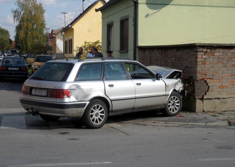 Ukradenim Golfom bježali policiji pa se zabili u zid