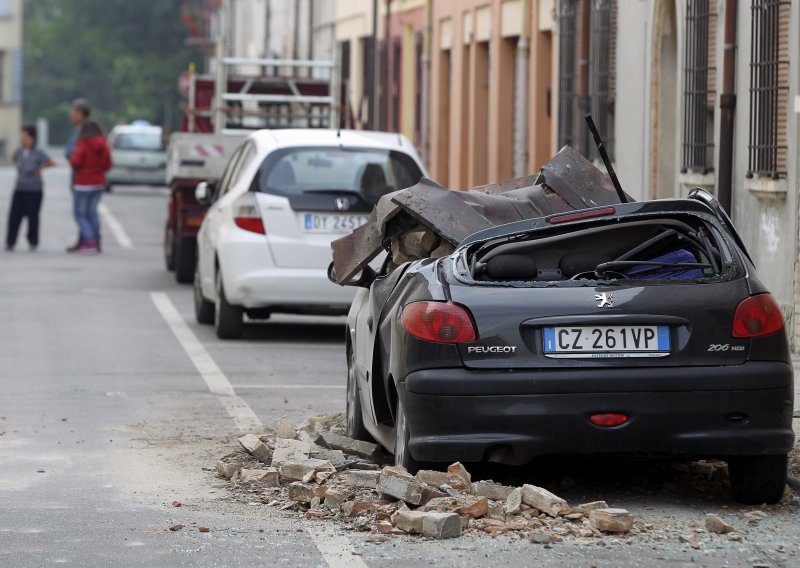 Pogođeni potresom izviždali premijera Montija