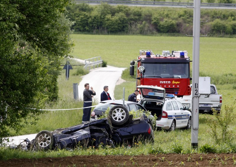 Teretni vlak naletio na vozilo s tri putnika, jedan mrtav