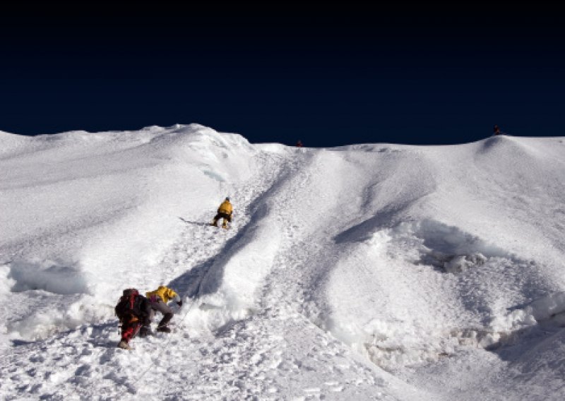 Stotinjak Šerpa napalo trojicu alpinista