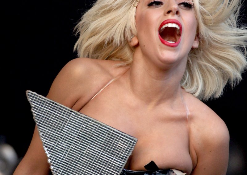 Lady Gaga na koncertu padala na stražnjicu